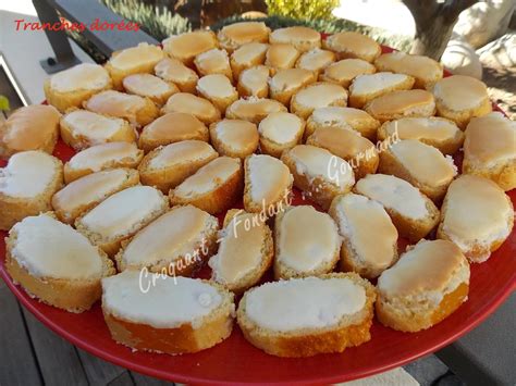 Tranches de brioche dorées avec du fromage fondant