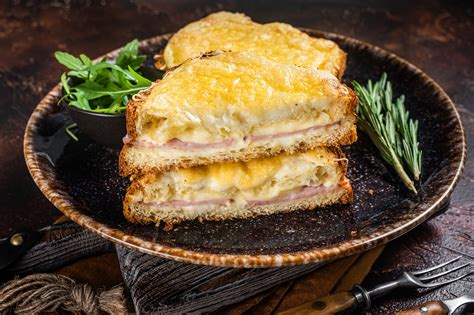 Moule à tablette rempli de couches de croque-monsieur