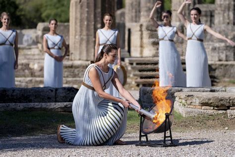 Cérémonie d'allumage de la flamme olympique à Olympie