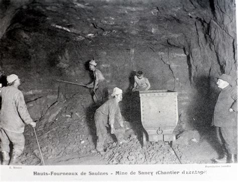 Gravure ancienne représentant des mineurs et un 