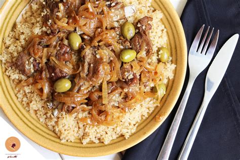 Un bol de Tiebou Yapp bien garni avec du riz et des morceaux de viande dorée