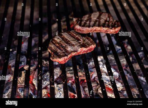 Image: vin et plats chauds de barbecue