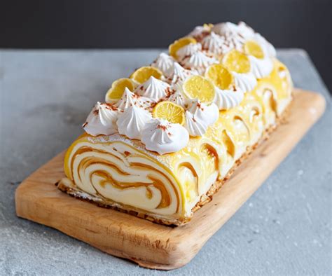 Une bûche citron meringuée joliment décorée