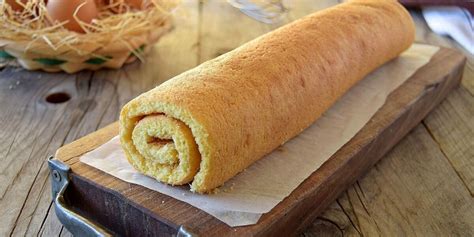 Une plaque de biscuit roulé sortant du four