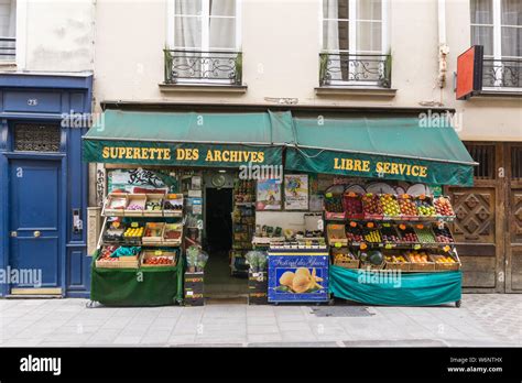 façade d'une épicerie de quartier avec un panneau 