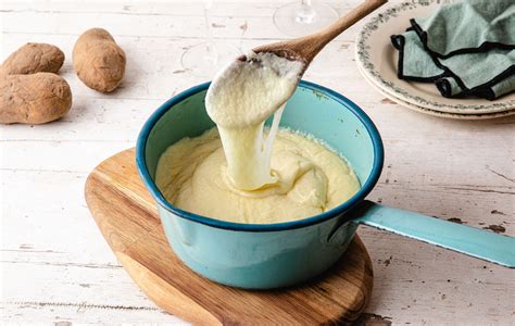 Marmite d'aligot en cours de préparation