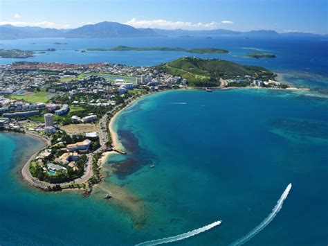 Vue aérienne de Nouméa avec des traces de fumée