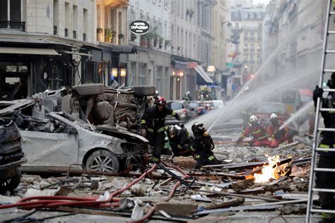 Rue de Nouméa jonchée de débris de voitures incendiées