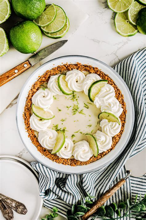 Une tarte Key Lime Pie garnie de chantilly