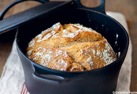 photo du pain en cocotte, croûte dorée