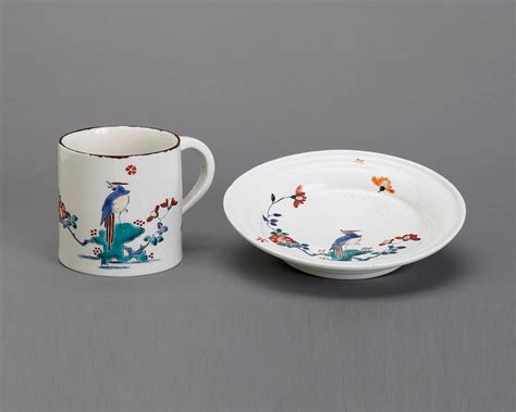 Tasse et soucoupe blanches de forme cylindrale, peintes d'un oiseau et de fleurs, Porcelaine de Chantilly, 1740