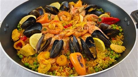 Assortiment de fruits de mer et viandes pour une paella mixte